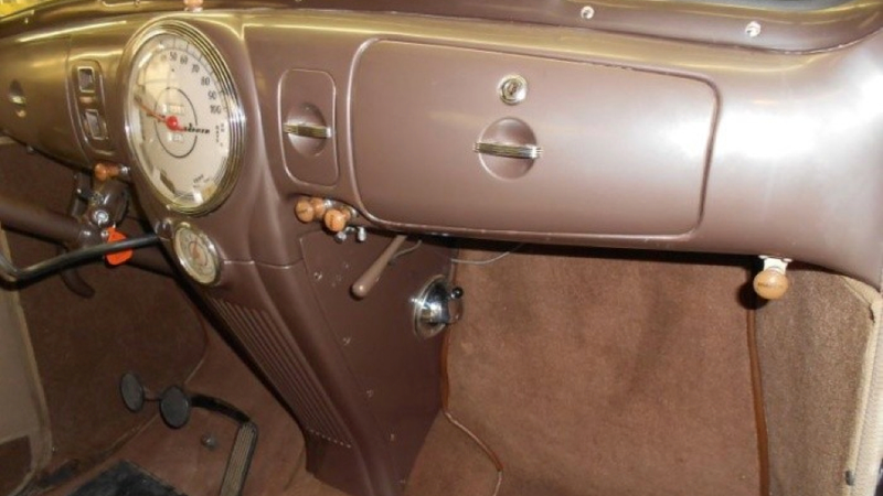 Illustration for article titled This 1939 Lincoln Zephyr Is The Ultimate Lincoln Barn Find